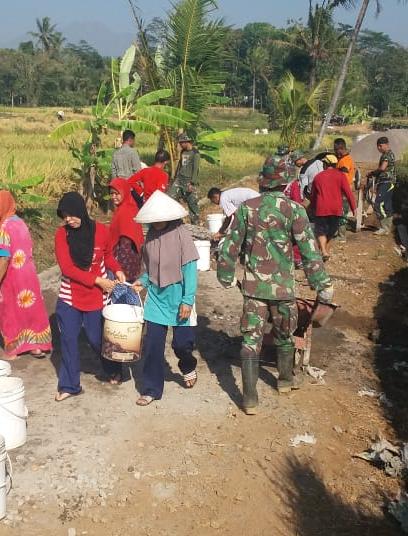 Semangat Para Kartini Ikut Membantu Satgas TMMD